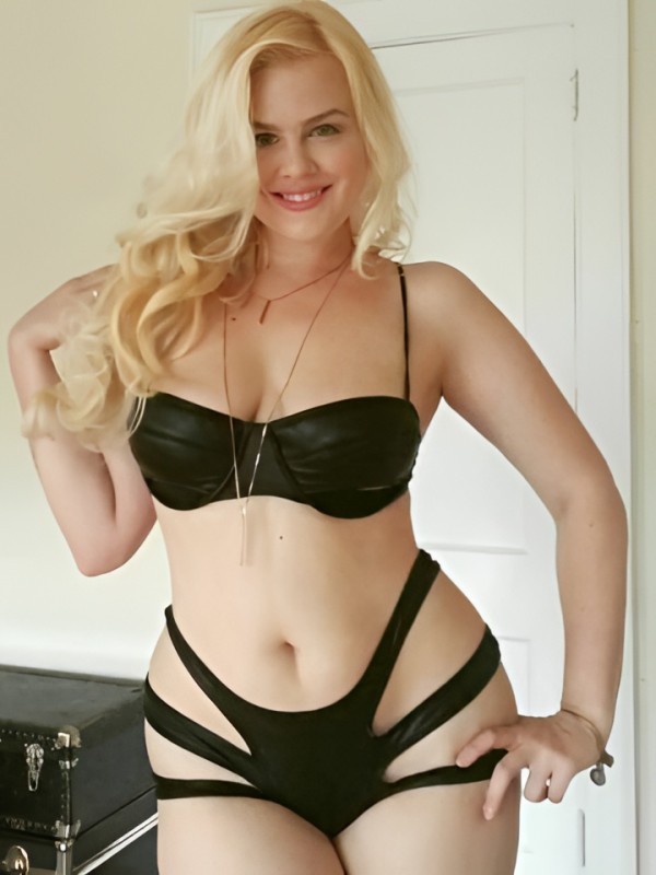 Ангелина привлекательная девушка из Старицы цена от 2000 руб